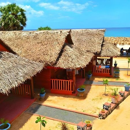 Silver Beach Hotel Trincomalee Exterior foto