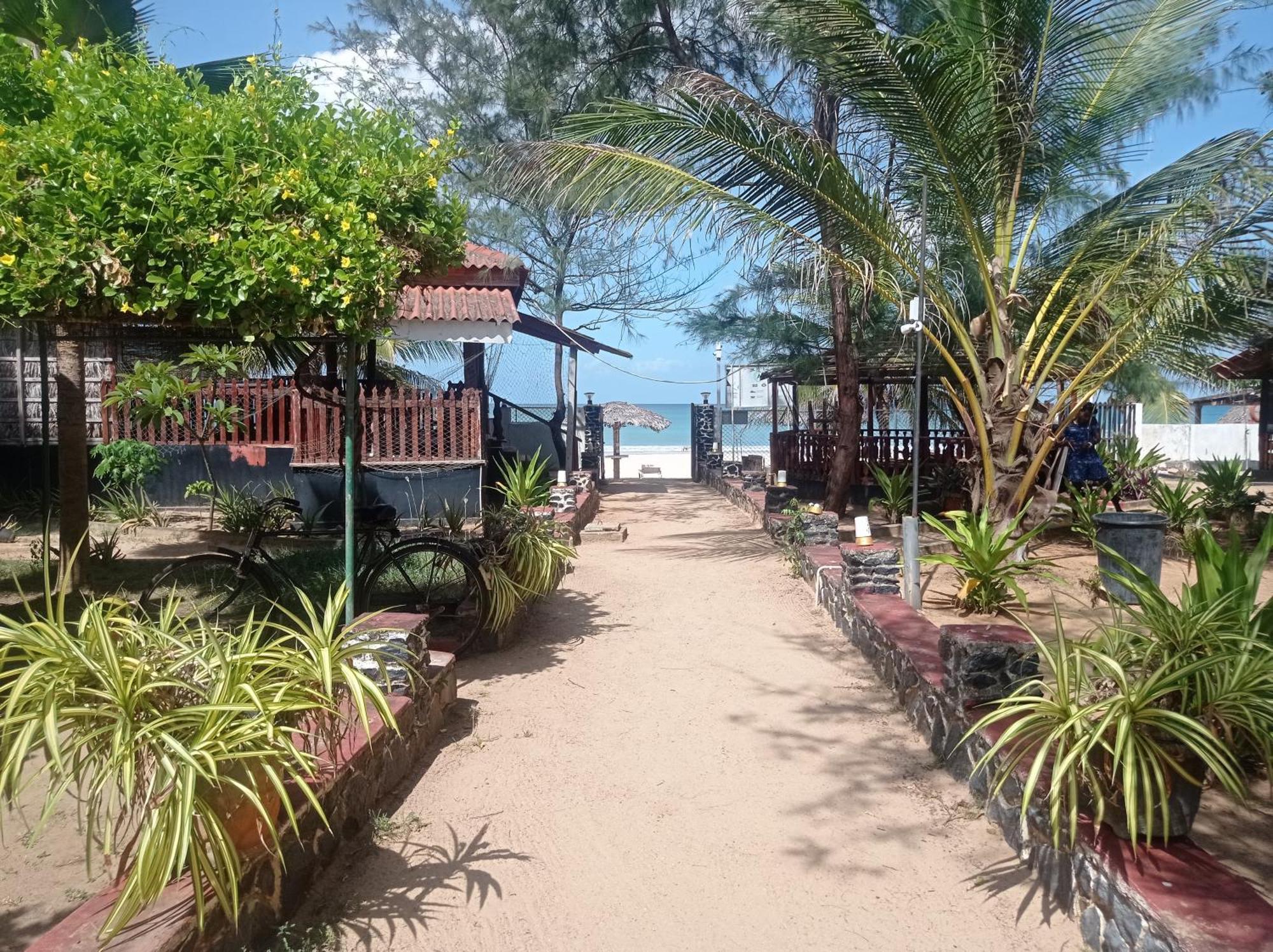 Silver Beach Hotel Trincomalee Exterior foto