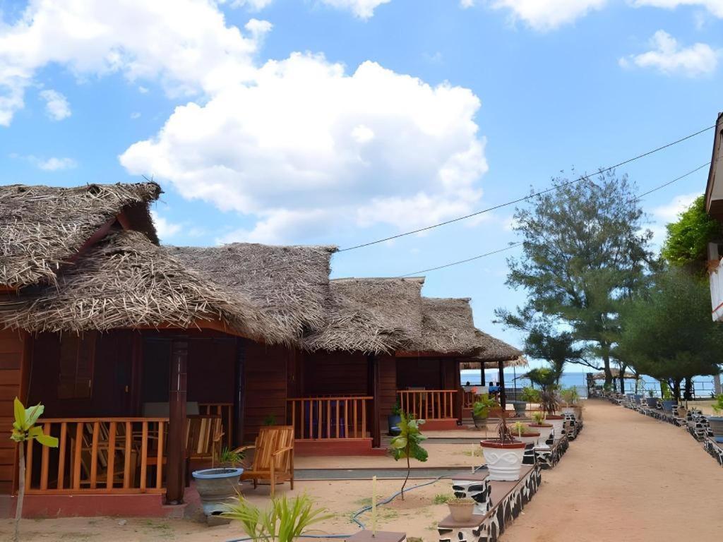 Silver Beach Hotel Trincomalee Exterior foto