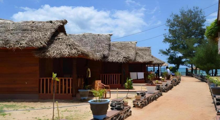 Silver Beach Hotel Trincomalee Exterior foto